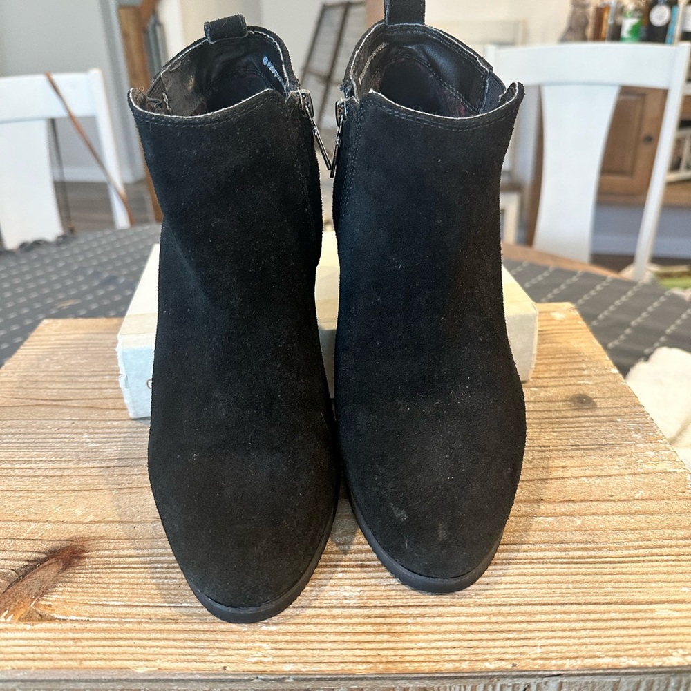 Blonde Victory bootie size 9, black waterproof suede. Worn 1 time, like new